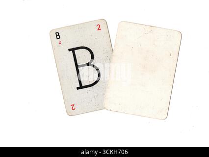 Una carta da gioco dell'alfabeto vintage e una carta vuota con spazio per il testo o la copia isolata su uno sfondo bianco. Foto Stock