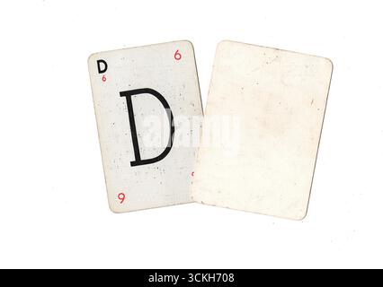 Una carta da gioco dell'alfabeto vintage e una carta vuota con spazio per il testo o la copia isolata su uno sfondo bianco. Foto Stock