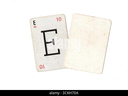 Una carta da gioco dell'alfabeto vintage e una carta vuota con spazio per il testo o la copia isolata su uno sfondo bianco. Foto Stock