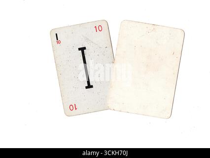 Una carta da gioco dell'alfabeto vintage e una carta vuota con spazio per il testo o la copia isolata su uno sfondo bianco. Foto Stock