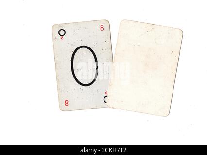 Una carta da gioco dell'alfabeto vintage e una carta vuota con spazio per il testo o la copia isolata su uno sfondo bianco. Foto Stock