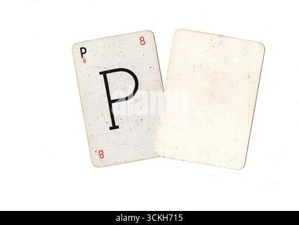 Una carta da gioco dell'alfabeto vintage e una carta vuota con spazio per il testo o la copia isolata su uno sfondo bianco. Foto Stock