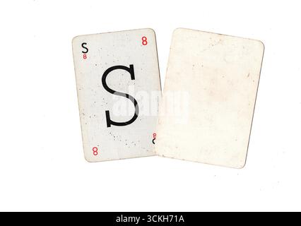 Una carta da gioco dell'alfabeto vintage e una carta vuota con spazio per il testo o la copia isolata su uno sfondo bianco. Foto Stock