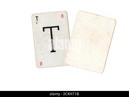 Una carta da gioco dell'alfabeto vintage e una carta vuota con spazio per il testo o la copia isolata su uno sfondo bianco. Foto Stock