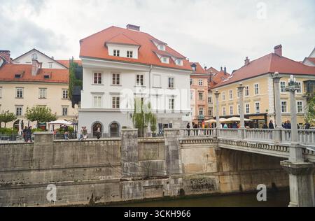 Slovenia, Lubiana - 23 settembre 2022: Affascinante e accattivante architettura urbana sul bellissimo fiume a Lubiana, Slovenia Foto Stock