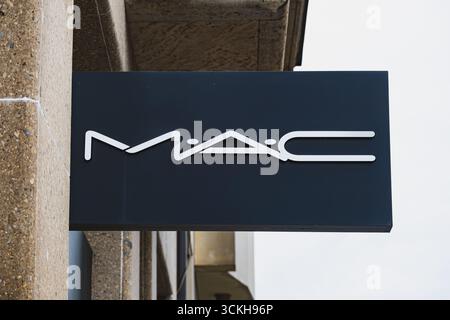 Cartello con il logo MAC Luxury Cosmetics sul negozio Foto Stock