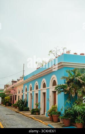 Edifici colorati fiancheggiano la strada nella vecchia San Juan con spazio per le copie Foto Stock