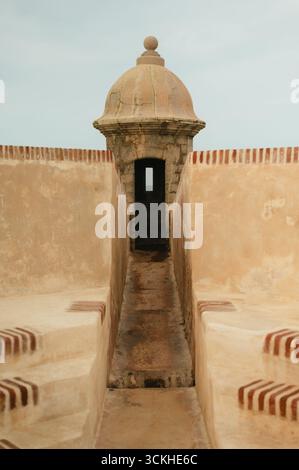 Vista simmetrica della scatola di sentinelle nel forte Old San Juan Foto Stock