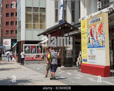 TOKYO, GIAPPONE - 23/8/2025: Di fronte al teatro Kabuki-za kabuki di Ginza con biglietteria e bacheca informativa con dettagli su calchi e spettacoli. Foto Stock