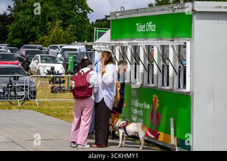 Le persone arrivano, si fermano e aspettano presso gli sportelli di servizio per acquistare i biglietti al chiosco (parcheggio) - RHS Flower Show 2025, Wentworth Woodhouse, Yorkshire, Inghilterra Regno Unito. Foto Stock