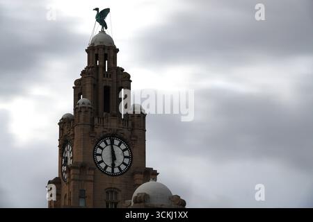 Lunga esposizione al crepuscolo di un primo piano del Royal Liver Building Foto Stock
