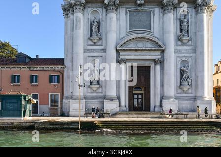 Facciata della chiesa di Santa Maria del Rosario, meglio conosciuta come chiesa dei Gesuati (XVIII sec), affacciata sul Canale della Giudecca, Dorsoduro, Venezia, Italia Foto Stock