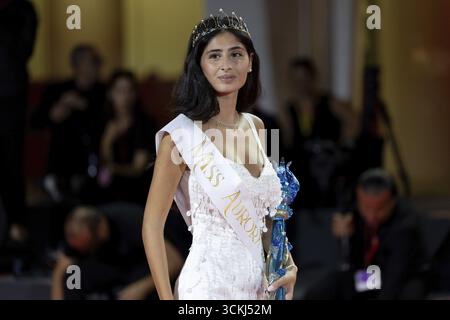 Venezia, Italia - 3 settembre 2025: Ginevra De Biasi durante il Red carpet di - Cartier Glory al Filmmaker Award 2025 e nella mano di Dante - dur Foto Stock