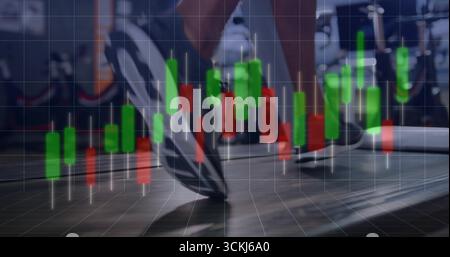 Gambe da donna in scarpe da running sul tapis roulant in palestra, con griglia, barre di candele rosso-verde Foto Stock