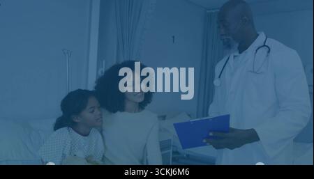 Consulenza Dr in cappotto che tiene appunti con mamma e bambino orsacchiotto in letto d'ospedale Foto Stock