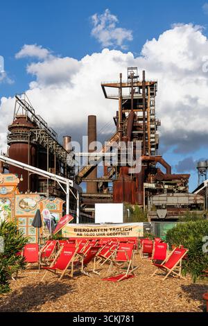 Birreria all'aperto presso l'altoforno dell'ex fonderia Hoesch Phoenix West, Dortmund, Renania settentrionale-Vestfalia, Germania. Biergarten am Hochofen des ehe Foto Stock