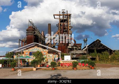 Birreria all'aperto presso l'altoforno dell'ex fonderia Hoesch Phoenix West, Dortmund, Renania settentrionale-Vestfalia, Germania. Biergarten am Hochofen des ehe Foto Stock