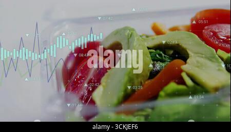 Contenitore per insalate sul tavolo, con avocado, pomodori, carote, verdure e carte digitali Foto Stock