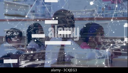Studiare i compagni di classe in uniformi con libri di testo e quaderni al tavolo scolastico, con sovrapposizione digitale Foto Stock