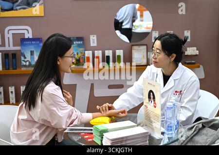 Pechino, Cina. 10 settembre 2025. Un espositore (L) sperimenta la consultazione della medicina tradizionale cinese durante la China International Fair for Trade in Services (CIFTIS) 2025 a Pechino, capitale della Cina, 10 settembre 2025. Crediti: Sui Shangjun/Xinhua/Alamy Live News Foto Stock