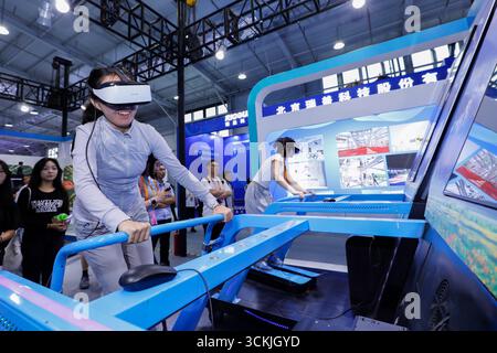 Pechino, Cina. 10 settembre 2025. I visitatori possono sperimentare lo sci VR durante la China International Fair for Trade in Services (CIFTIS) 2025 a Pechino, capitale della Cina, 10 settembre 2025. Crediti: Chang Nengjia/Xinhua/Alamy Live News Foto Stock