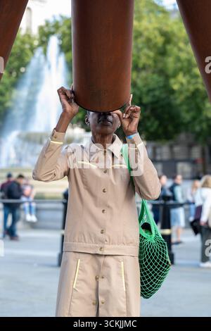 Londra, Regno Unito, 12 settembre 2025, il London Design Festival apre "What Nelson Sees" di Paul Cocksedge e Google Arts & Culture a Trafalgar Square esplorando il passato, il presente e il futuro di Londra utilizzando il cinema ai. L'installazione è valida fino al 18 settembre 2025. Guardando attraverso l'installazione, il pubblico viene trasportato in vista dal vivo della città dalla prospettiva di Nelson., Andrew Lalchan Photography/Alamy Live News Foto Stock
