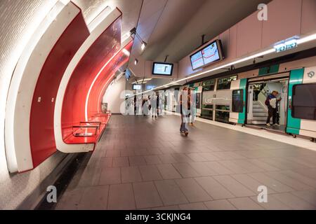 Parigi, 4 settembre 2025: La stazione della metropolitana di Charles De Gaulle - Etoile Foto Stock