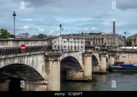 Parigi, 4 settembre 2025: Pont de la Concorde sulla Senna Foto Stock