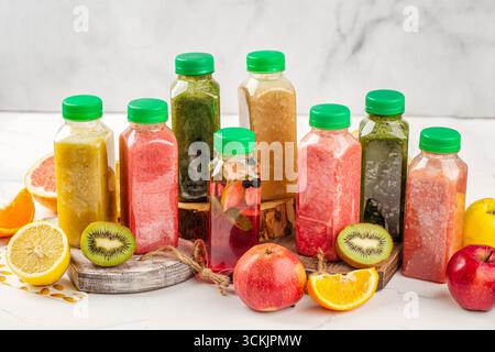 Frullati di frutta fresca assortiti in bottiglie di plastica Foto Stock