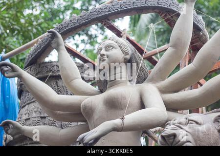 Bangladesh, Cumill - 6 ottobre 2024, artista che produce l'idolo di argilla del durga puja festival. Foto Stock