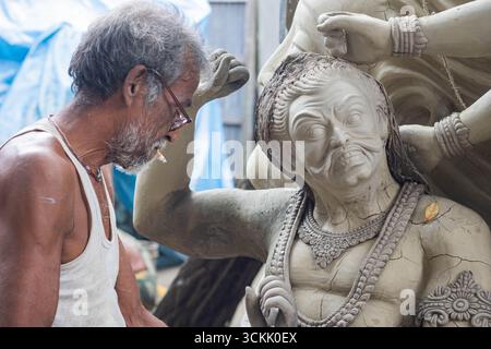 Bangladesh, Cumill - 6 ottobre 2024, artista che produce l'idolo di argilla del durga puja festival. Foto Stock