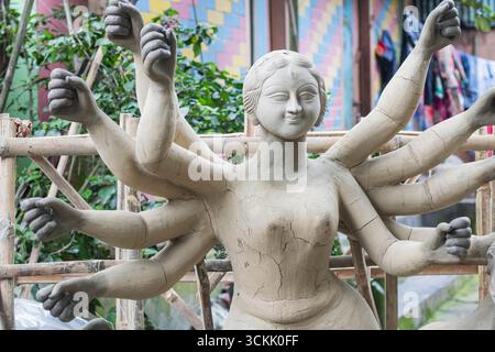 Bangladesh, Cumill - 6 ottobre 2024, artista che produce l'idolo di argilla del durga puja festival. Foto Stock