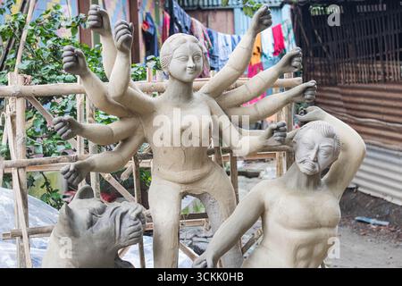 Bangladesh, Cumill - 6 ottobre 2024, artista che produce l'idolo di argilla del durga puja festival. Foto Stock