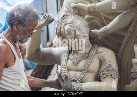 Bangladesh, Cumill - 6 ottobre 2024, artista che produce l'idolo di argilla del durga puja festival. Foto Stock