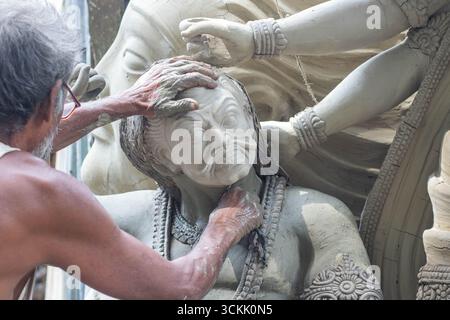 Bangladesh, Cumill - 6 ottobre 2024, artista che produce l'idolo di argilla del durga puja festival. Foto Stock