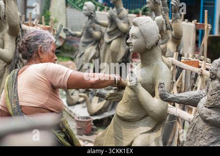 Bangladesh, Cumill - 6 ottobre 2024, artista che produce l'idolo di argilla del durga puja festival. Foto Stock