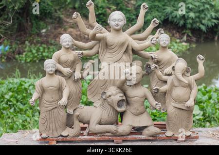 Bangladesh, Cumill - 6 ottobre 2024, artista che produce l'idolo di argilla del durga puja festival. Foto Stock