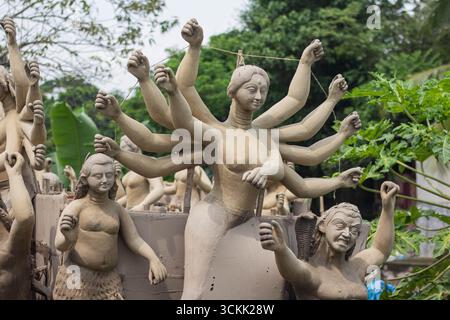 Bangladesh, Cumill - 6 ottobre 2024, artista che produce l'idolo di argilla del durga puja festival. Foto Stock