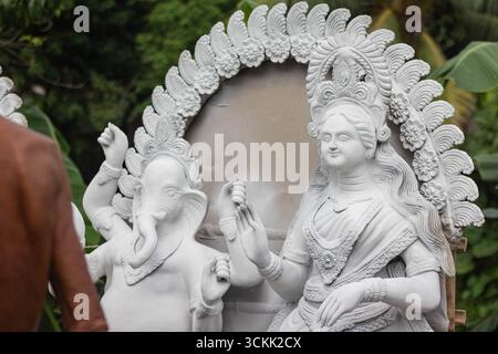 Bangladesh, Cumill - 6 ottobre 2024, artista che produce l'idolo di argilla del durga puja festival. Foto Stock