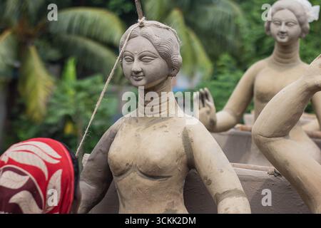 Bangladesh, Cumill - 6 ottobre 2024, artista che produce l'idolo di argilla del durga puja festival. Foto Stock