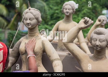 Bangladesh, Cumill - 6 ottobre 2024, artista che produce l'idolo di argilla del durga puja festival. Foto Stock