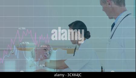 Medico asiatico che tiene lo stetoscopio al torace nella sala esame, con sovrapposizione cartografica digitale Foto Stock