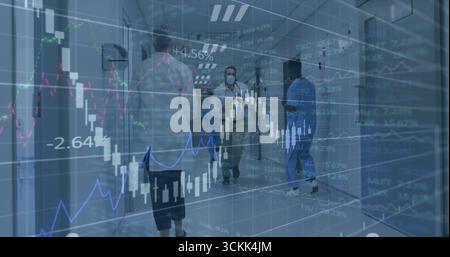 Personale medico che cammina indossando la maschera nel corridoio dell'ospedale, visualizzando le sovrapposizioni della carta finanziaria Foto Stock