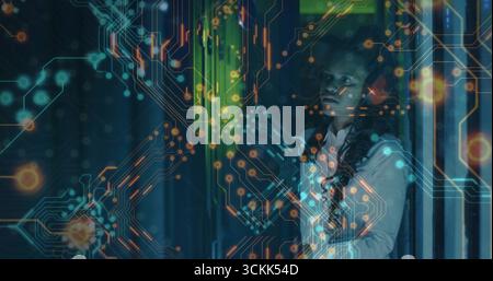 Donna che esamina un server rack nel data center, con sovrapposizione del circuito e spie, spazio di copia Foto Stock