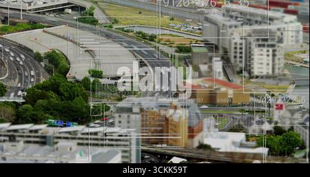 Mostra lo svincolo aereo dell'autostrada che si snoda sull'area urbana, con veicoli, sovrapposizioni digitali Foto Stock