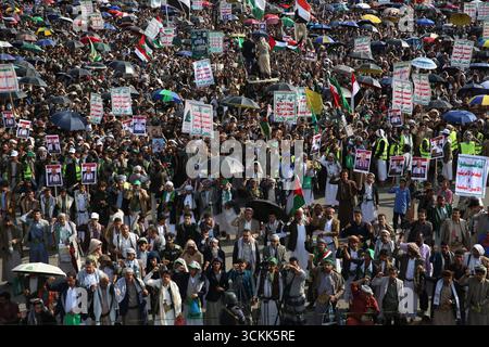 PROTESTA HOUTHI CONTRO ISRAELE - i sostenitori Houthi partecipano a una protesta contro Israele a sana a, Yemen, 12 settembre 2025. IMAGO/ Sanaa Yemen Copyright: XHamzaxAlix Foto Stock