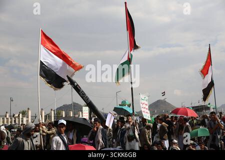 PROTESTA HOUTHI CONTRO ISRAELE - i sostenitori Houthi partecipano a una protesta contro Israele a sana a, Yemen, 12 settembre 2025. IMAGO/ Sanaa Yemen Copyright: XHamzaxAlix Foto Stock