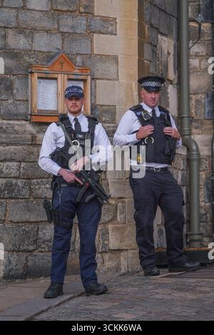 Windsor, Regno Unito. 12 settembre 2025. Gli agenti di polizia armati sventano il castello di Windsor in vista della visita di stato del presidente americano Donald Trump nel Regno Unito la prossima settimana. Il presidente Trump sarà presentato da re Carlo III e dalla regina Camilla al Castello di Windsor dal 17 settembre al 19 settembre 2025. Credit Amer Ghazzal/Alamy Live News Foto Stock