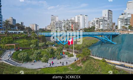 Lima perù agosto 30 2025: Vista panoramica del nuovo ponte pedonale e ciclabile la PAZ a miraflores, lima, con l'oceano pacifico sullo sfondo Foto Stock
