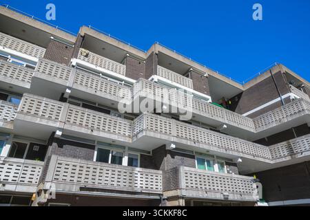 Esterno di Petticoat Square, parte della tenuta residenziale di Middlesex Street ad Aldgate, la City di Londra, con balconi in cemento a fessure Foto Stock